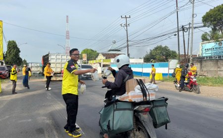 Golkar Lamteng Bagi Ratusan Takjil ke Pengguna Jalan