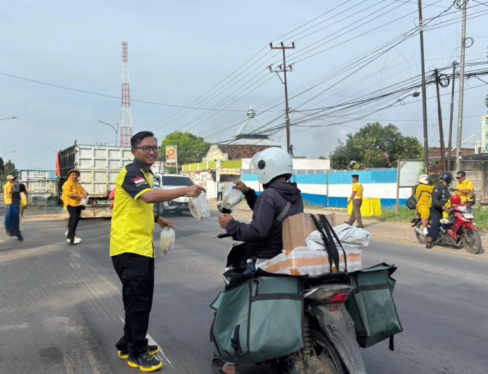 Golkar Lamteng Bagi Ratusan Takjil ke Pengguna Jalan