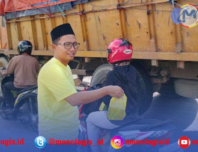 Golkar Lampung Tengah Turun ke Jalan, Bagi Ratusan Takjil untuk Pengendara
