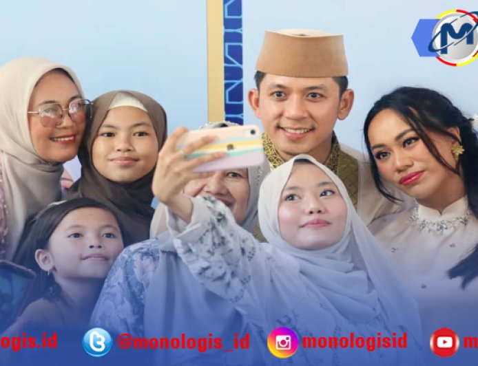 Berbaur Tanpa Sekat di Hari Raya, Egi-Zita Salami Warga Satu per Satu di Lamban Rakyat