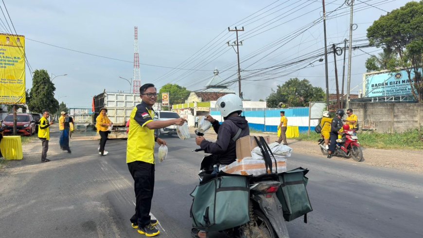 Golkar Lamteng Bagi Ratusan Takjil ke Pengguna Jalan