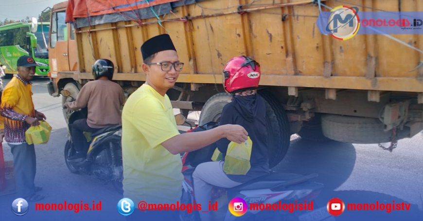 Golkar Lampung Tengah Turun ke Jalan, Bagi Ratusan Takjil untuk Pengendara