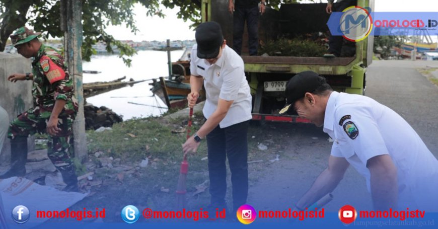 Egi Turun Tangan Bersihkan Kawasan Dermaga Bom