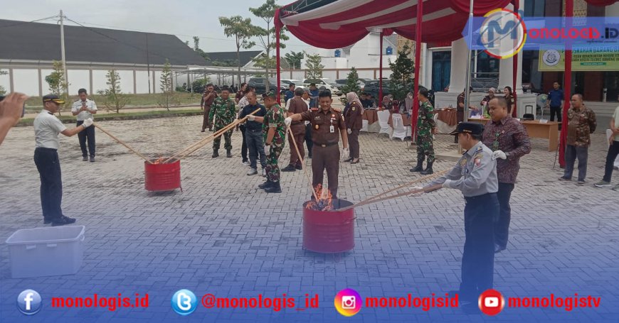 Kejari Tubaba Musnahkan Barang Bukti 32 Perkara