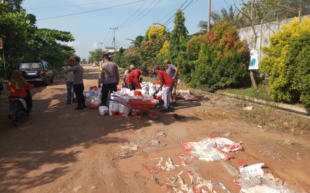 Hari Buruh, Polisi Bersama Warga Tambal Jalan