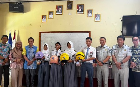 Siswa Mesuji Dapat Helm Gratis