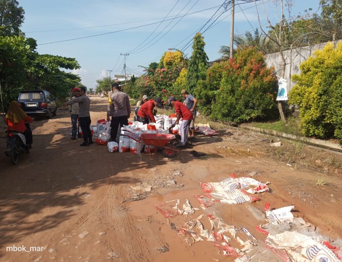 Hari Buruh, Polisi Bersama Warga Tambal Jalan