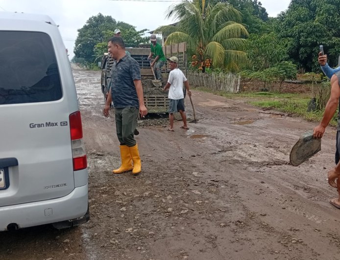 Wabup Tubaba Turun Perbaiki Jalan Rusak
