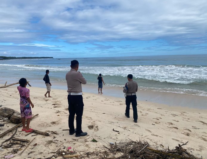 Wisatawan Asal Tulangbawang Hanyut di Pesibar