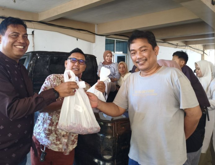 FORWAKO Bagikan Daging Kurban untuk Anggota