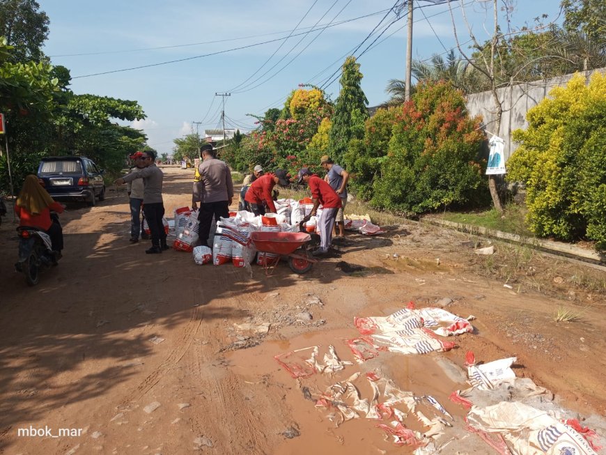 Hari Buruh, Polisi Bersama Warga Tambal Jalan