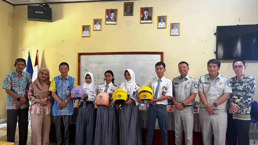 Siswa Mesuji Dapat Helm Gratis