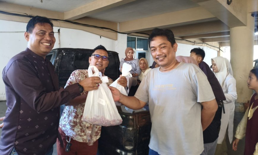 FORWAKO Bagikan Daging Kurban untuk Anggota