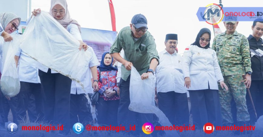 Mirza Tebar 33 Ribu Bibit Ikan di Mesuji