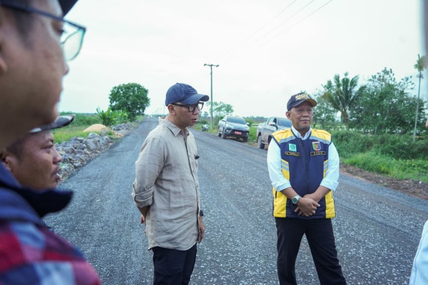 Tinjau Progres Jalan Rawa Jitu–Umbul Mesir, Mirza Targetkan Rampung Oktober 2026