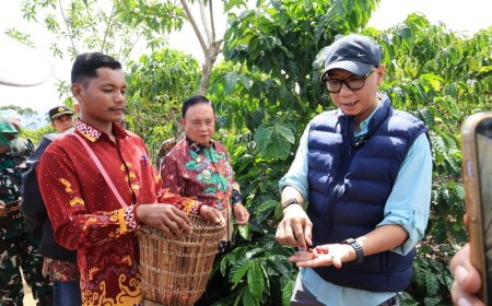 Gubernur Mirza Kenalkan Pupuk Hayati Cair di Hanakau Lambar