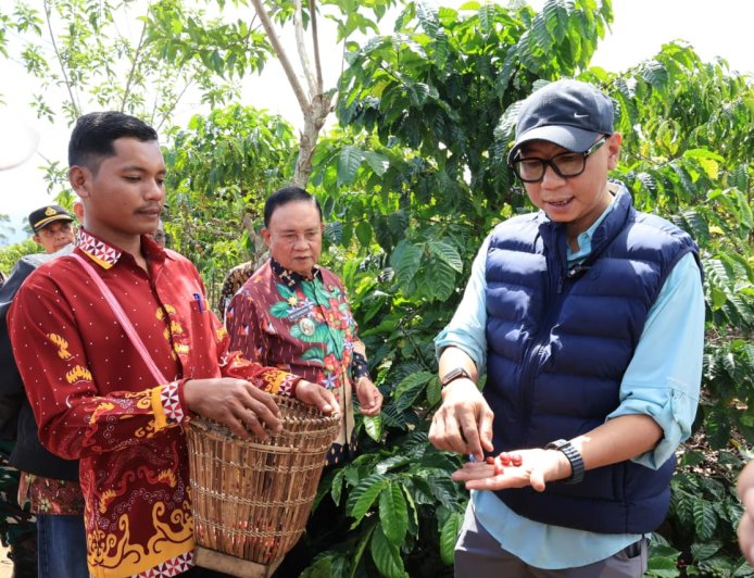 Gubernur Mirza Kenalkan Pupuk Hayati Cair di Hanakau Lambar