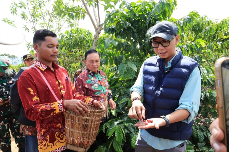 Gubernur Mirza Kenalkan Pupuk Hayati Cair di Hanakau Lambar