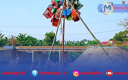 Panjat Pinang Way Tulung Mas Simbol Gotong Royong