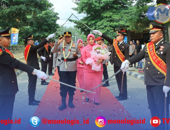 Pedang Pora Iringi Pergantian Kapolres Tubaba