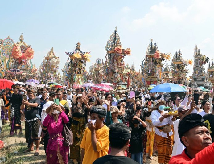 Puluhan Ribu Warga Padati Ngaben Massal Balinuraga, Wisatawan Italia Kagum dengan Tradisi Budaya Lampung Selatan