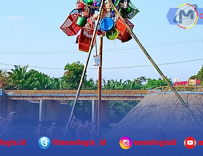 Panjat Pinang Way Tulung Mas Simbol Gotong Royong