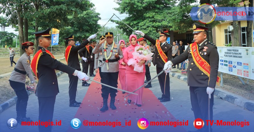 Pedang Pora Iringi Pergantian Kapolres Tubaba