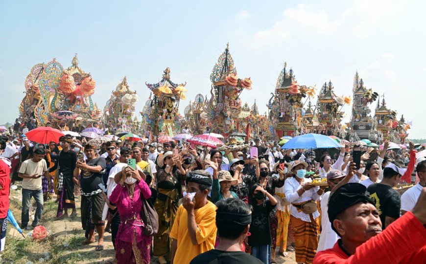 Puluhan Ribu Warga Padati Ngaben Massal Balinuraga, Wisatawan Italia Kagum dengan Tradisi Budaya Lampung Selatan
