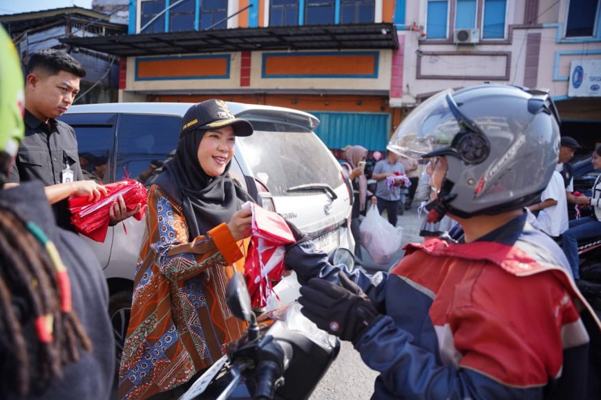Pemkot Bandar Lampung Bagikan 10 Ribu Bendera Merah Putih Jelang HUT ke-81 RI