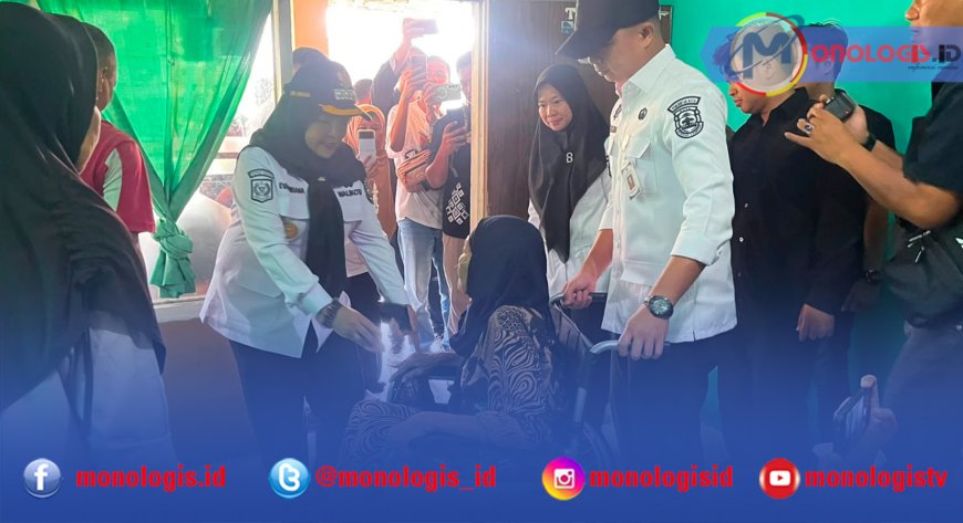Momentum HUT ke-81 RI, Wali Kota Bandar Lampung Bagikan Alat Kesehatan ke Warga