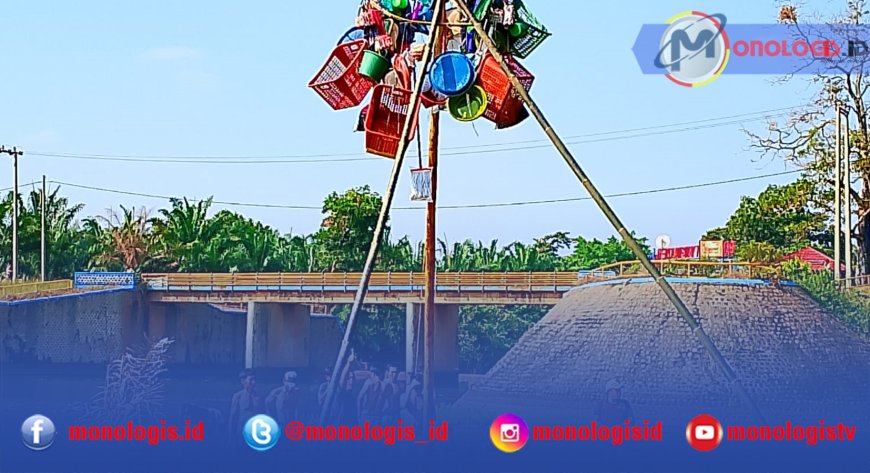 Panjat Pinang Way Tulung Mas Simbol Gotong Royong