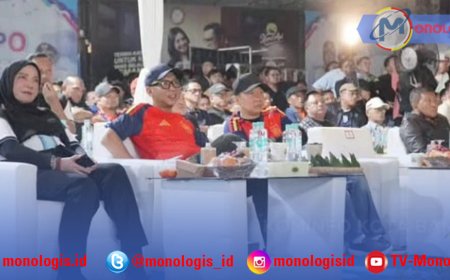 Eva Dwiana Nobar Final Piala Dunia di Tugu Adipura
