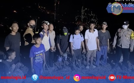Polisi dan Warga Padamkan Kebakaran Lahan Cempaka Barat