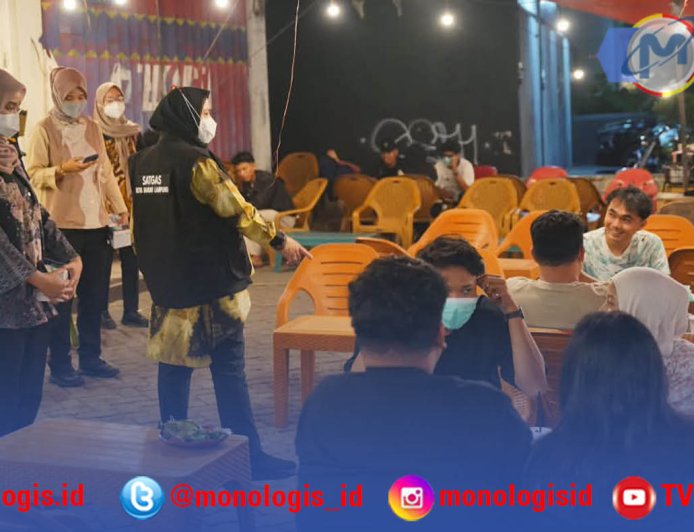 Eva Dwiana Bagikan Masker ke Warga Bandar Lampung