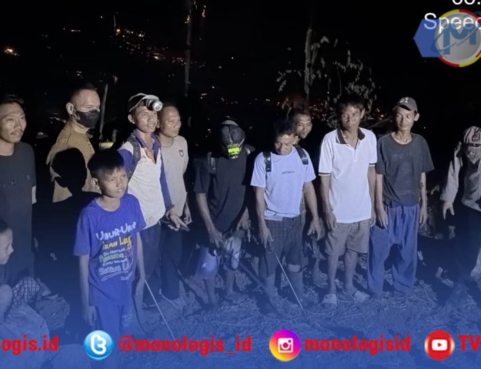 Polisi dan Warga Padamkan Kebakaran Lahan Cempaka Barat