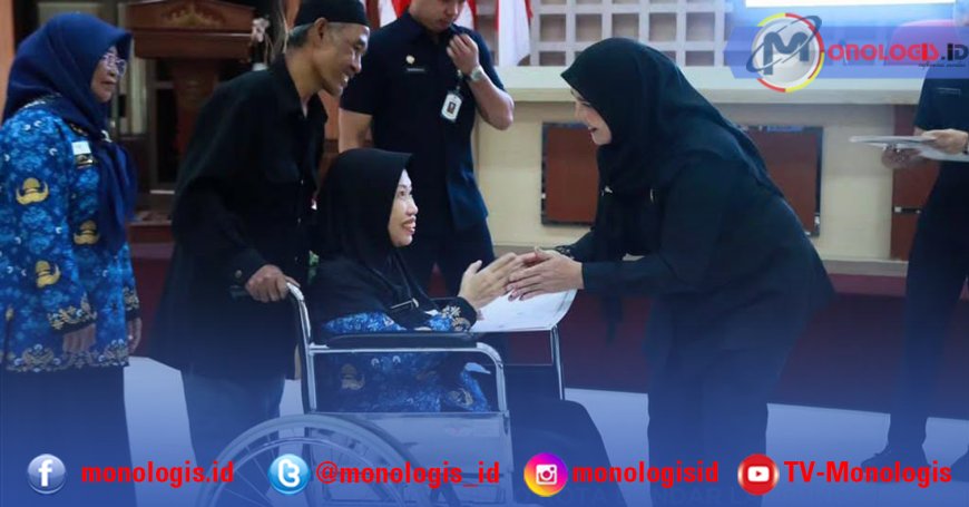 Eva Dwiana Serahkan SK Pensiun kepada 116 PNS