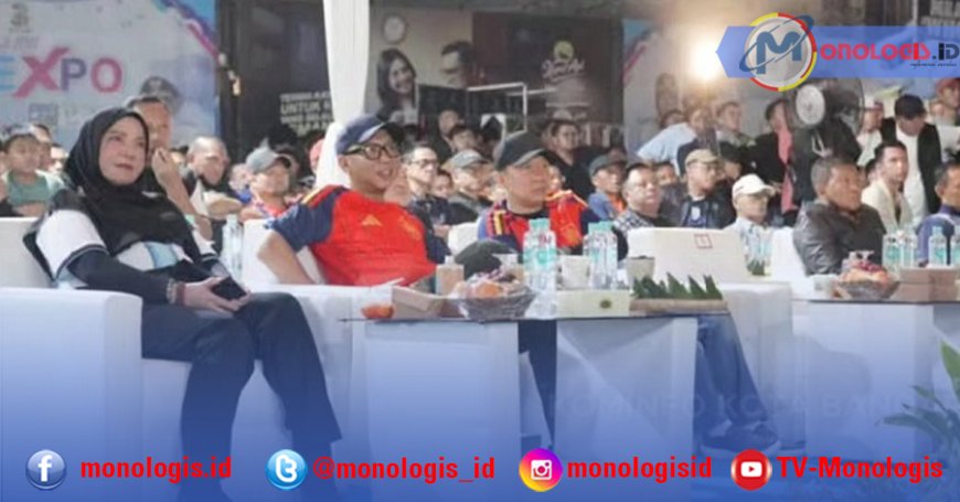 Eva Dwiana Nobar Final Piala Dunia di Tugu Adipura