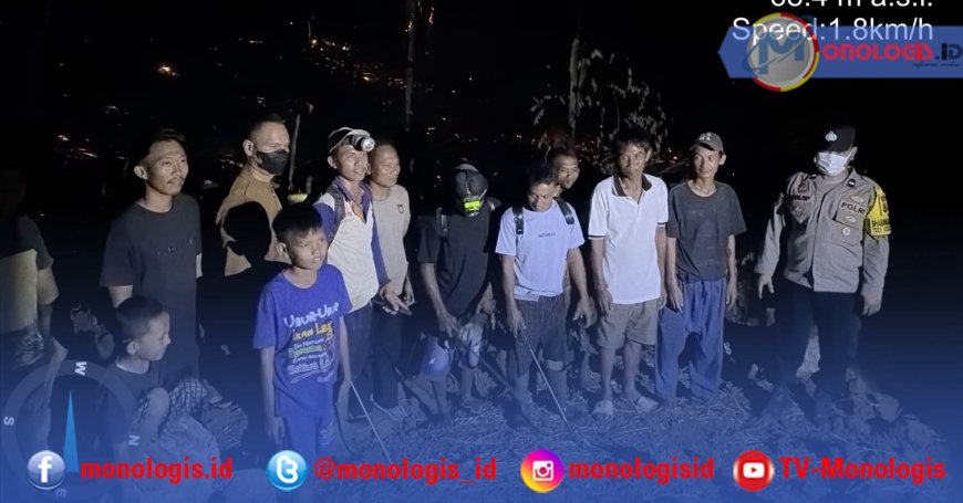 Polisi dan Warga Padamkan Kebakaran Lahan Cempaka Barat