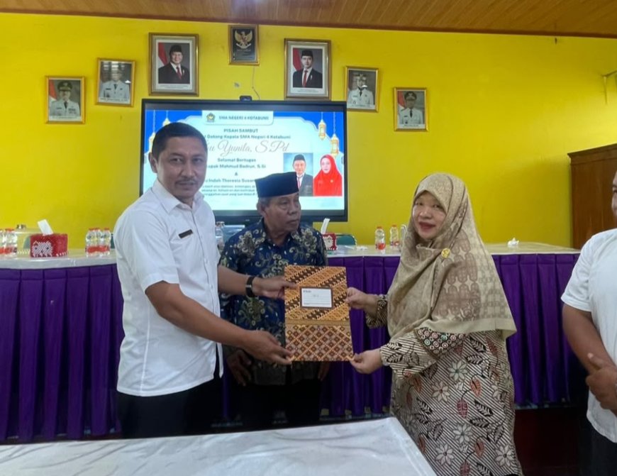 Yunila Resmi Pimpin SMAN 04 Kotabumi