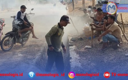 Jelang HUT Mesuji, Pemdes Brabasan Bersihkan Drainase Lapangan
