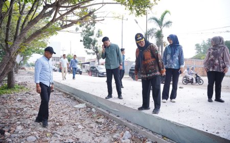 Eva Dwiana Tinjau Perbaikan Jalan dan Trotoar
