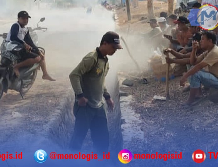 Jelang HUT Mesuji, Pemdes Brabasan Bersihkan Drainase Lapangan