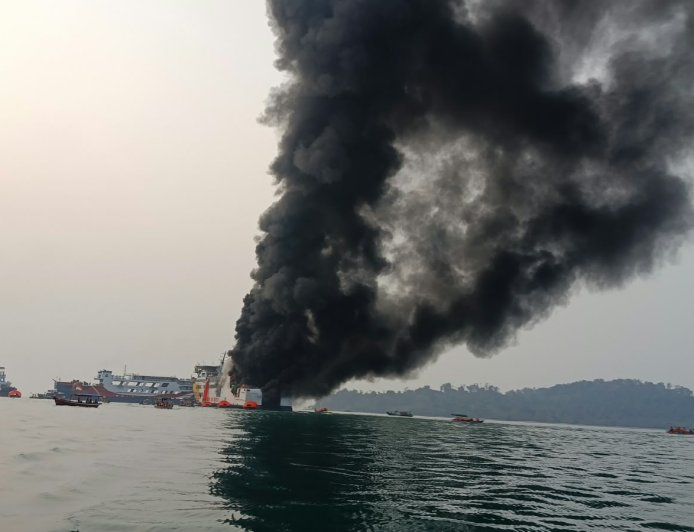 KMP Batumandi Terbakar di Merak, Semua Penumpang Dievakuasi
