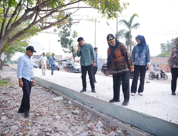 Eva Dwiana Tinjau Perbaikan Jalan dan Trotoar