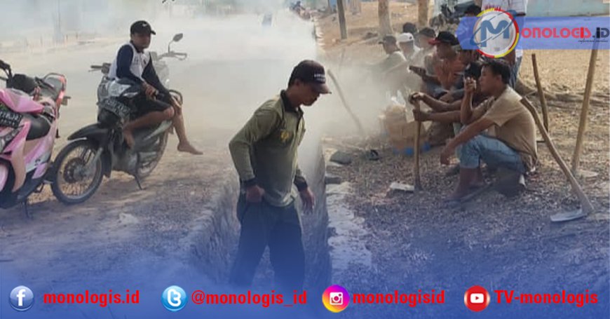 Jelang HUT Mesuji, Pemdes Brabasan Bersihkan Drainase Lapangan