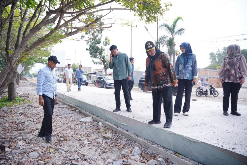 Eva Dwiana Tinjau Perbaikan Jalan dan Trotoar